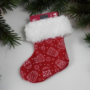 Minikerstsok, ontwerp met rood bewerkte vingerhoedjes, rood met witte vingerhoedjes, kleine cadeaukaart- of snoephouder voor quiltster of naaister