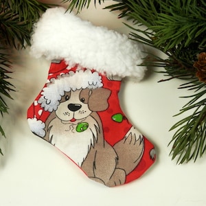 Mini bas de Noël rouge à imprimé chien avec une touche scintillante, différentes races de chiens, bordure en sherpa blanc, carte-cadeau de Noël ou porte-gâteries