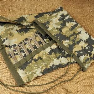 Digital Camo Dirne Case, schwere Ente Canvas Werkzeugrolle, schwarz grün hellbraun, schwere Schraubenschlüssel Aufbewahrungsrolle, Motorrad, Automechaniker, 14 Steckplätzen