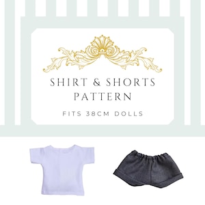 Op de afbeelding: Een wit t-shirt en een grijze short voor een pop worden getoond onder de tekst "SHIRT & SHORTS PATTERN" en "FITS 38CM DOLLS". De tekst staat in een witte rechthoek met een gouden bloemenontwerp.