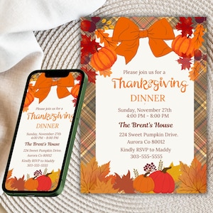 Op de afbeelding: Thanksgiving diner uitnodiging met oranje strik, pompoenen en herfstbladeren. De uitnodiging bevat de tekst "Thanksgiving Dinner" en evenementdetails. Een smartphone toont hetzelfde ontwerp.