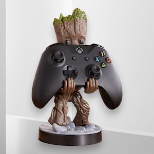 Groot-inspirerad Tree Guardian-telefon- och handkontrollhållare, söt trädfigur, spelbordsstativ, telefondocka, present till Marvel-fans