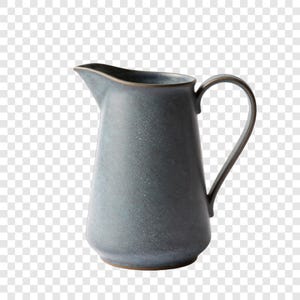 Op de afbeelding: Een gespikkelde, grijze keramische kan met een gebogen handvat en een tuit. De kan heeft een licht uitlopende basis en een donkere rand. Het ontwerp is eenvoudig en elegant, geschikt voor het serveren van dranken of als decoratief item.