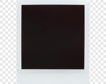 Op de afbeelding: Een wit omrand instant fotokader met een zwart midden. De kader heeft een klassieke, rechthoekige vorm, ideaal voor het weergeven van herinneringen. De fotokader is schoon en eenvoudig, met een glad oppervlak.
