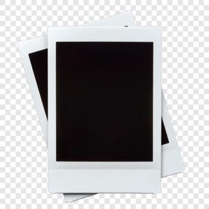 Op de afbeelding: Twee witte instant-fotografieën met zwarte centra overlappen elkaar licht. De frames zijn wit met een rechthoekige vorm. De zwarte centra zijn leeg, klaar voor een afbeelding. De foto's staan op een transparante achtergrond.