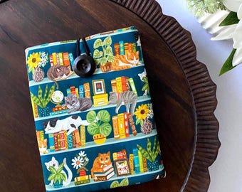 Kindle Paperwhite Cover, Kindle Sleeve, eReader, Handmade Kindle Case, Fits 11th and 12th generation - Sleeping Cats on Green Bookshelves