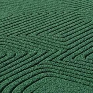 Puede incluir: Una alfombra de color verde bosque profundo con una superficie texturizada que presenta un patr&oacute;n repetitivo de l&iacute;neas rectangulares redondeadas conc&eacute;ntricas. El material parece ser un pelo denso y copetudo con relieve t&aacute;ctil.