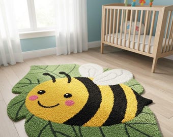 Alfombra infantil con diseño de abeja sobre hojas, hecha a mano, con dibujos de animales.