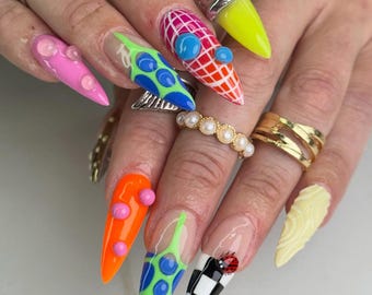 Presse 3D abstraite colorée sur les ongles | Design mixte néon pop art | Jeu d'énoncés en gras
