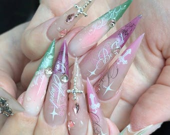 Faux ongles stilettos gothiques roses et verts avec inscription en croix, faits main, style alternatif, ensemble de mode féminine
