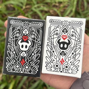 Juego de cartas de póker Hollow Knight de 6 x 9 cm, diseño en blanco y negro, inspirado en Silksong, regalo de Navidad para fans.