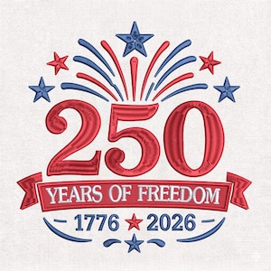 Puede incluir: Diseño bordado con el número 250 en rojo, sobre una pancarta que dice "YEARS OF FREEDOM". El diseño incluye estrellas y fuegos artificiales rojos y azules, con los años 1776 y 2026 debajo. Tema patriótico.