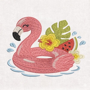 Può includere: Un disegno da ricamo raffigurante un salvagente a forma di fenicottero rosa su increspature d'acqua blu. Il fenicottero è decorato con un fiore di ibisco giallo, una foglia di monstera verde, una fetta di anguria e un piccolo fiore bianco.