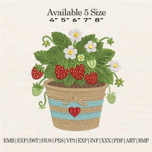 Op de afbeelding: Geborduurd ontwerp van een aardbeienplant in een geweven mand. De mand heeft blauwe strepen en een rood hart. De tekst "Available 5 Size" staat bovenaan, met maten van 10.16 tot 20.32 cm.