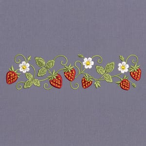 Könnte beinhalten: Gesticktes Design mit roten Erdbeeren, grünen Blättern und weißen Blüten mit gelben Zentren. Das Design befindet sich auf einem grauen Hintergrund. Die Erdbeeren haben ein strukturiertes Aussehen, und die Blätter und Ranken haben einen detaillierten, genähten Look.