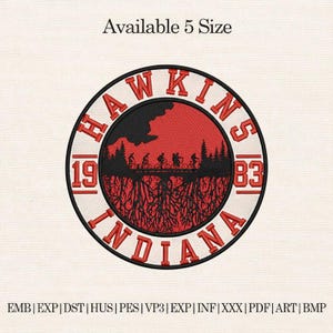 Può includere: Toppa ricamata con un design circolare. Presenta la scritta "HAWKINS INDIANA 1983", un cielo rosso, sagome di alberi e figure in bicicletta e un motivo a radici. La toppa è bordata in bianco e nero.