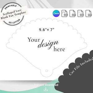 Op de afbeelding: Een witte, bedrukbare ventilator sjabloon met een geschulpte rand, met het label "Scalloped Lace Blank Fan Template US LETTER". Het ontwerpgebied is 24,4 cm x 17,8 cm met de tekst "Your design here". Inclusief snijbestand en direct downloaden.