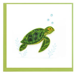Peut inclure: Une carte de vœux carrée présentant un motif d'art en papier roulé représentant une tortue de mer verte. La tortue est fabriquée à partir de bandes de papier enroulées dans des tons de vert citron et vert forêt avec un œil jaune. Trois bulles bleu clair et deux plantes aquatiques bleu pâle sont illustrées sur le fond blanc, encadrées par une bordure vert citron unie.