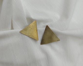 Brincos triangulares artesanais em latão fosco | Brincos geométricos minimalistas