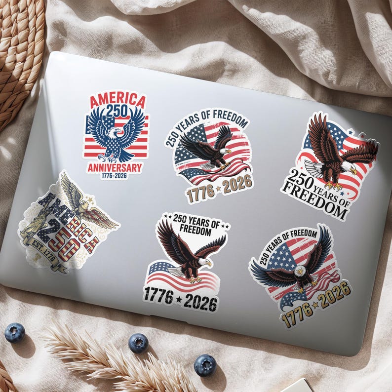 K&ouml;nnte beinhalten: Eine Sammlung patriotischer Aufkleber mit Adlern, amerikanischen Flaggen und Texten, die 250 Jahre Freiheit von 1776 bis 2026 feiern. Designs beinhalten die W&ouml;rter "America 250 Anniversary" und "250 Years of Freedom".