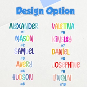 K&ouml;nnte beinhalten: Eine &Uuml;bersicht mit dem Titel Design Option, die zehn nummerierte Namensbeispiele in verschiedenen bunten Schriftarten zeigt. Die Namen umfassen Alexander, Mason, Samuel, Avery, Hudson, Valentina, Kinsley, Daniel, Josephine und Lincoln, jeweils mit einzigartigen Farbkombinationen.