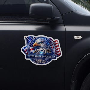 K&ouml;nnte beinhalten: Ein patriotischer Aufkleber mit einem detaillierten Bild eines amerikanischen Wei&szlig;kopfseeadlers mit blau-wei&szlig;em Kopf und gelbem Schnabel, vor dem Hintergrund der amerikanischen Flagge. Der Aufkleber erinnert an das 250-j&auml;hrige Jubil&auml;um der Vereinigten Staaten von Amerika.
