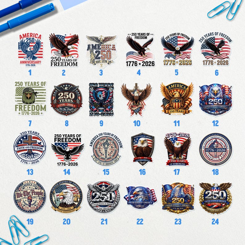 K&ouml;nnte beinhalten: Eine Sammlung von 24 patriotischen Aufklebern mit Adlern, Flaggen und dem Text "250 Years of Freedom" und "America". Die Aufkleber sind in verschiedenen Formen und Designs gehalten, mit einer Farbpalette aus Rot, Wei&szlig;, Blau und Gold.