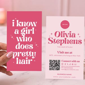 Könnte beinhalten: Zwei Visitenkarten, eine in der Hand gehalten, mit einem rosa und weißen Design. Auf der linken Karte steht "i know a girl who does pretty hair". Auf der rechten Karte steht "Olivia Stephens, The Hair Stylist" mit Kontaktinformationen und einem QR-Code.