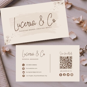 Può includere: Due biglietti da visita con il testo "Luceria & Co" in un carattere elegante. La carta in alto include lo slogan "Elevare i marchi, creare impatto". La carta in basso contiene i dettagli di contatto, tra cui un codice QR e le icone dei social media.