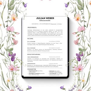 以下が含まれることがあります： 「Julian Weber」という名前と「Softwareentwickler」というタイトルが付いたデジタル履歴書がタブレットに表示されています。履歴書は、ピンク、紫、白の花と緑の葉のフローラル水彩デザインで囲まれています。