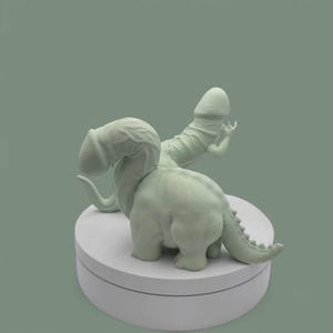 Könnte beinhalten: Eine hellgrüne Dinosaurier-Skulptur mit phallischem Design. Die Skulptur steht auf einer weißen, kreisförmigen Plattform vor einem gedämpften grünen Hintergrund. Der Dinosaurier hat einen langen Hals und Schwanz.