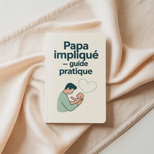 Peut inclure: Un livre crème intitulé "Papa impliqué - guide pratique" avec un dessin d'un père tenant un bébé. Le livre est sur un fond de tissu beige. L'illustration comprend une bulle de pensée en forme de cœur.