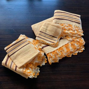 vintage 1950s Moscogee peach bath towel SET w/ crochet detail image 1