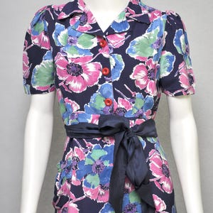 vintage 1930s dark floral rayon dress w/ puffed sleeves & buttons