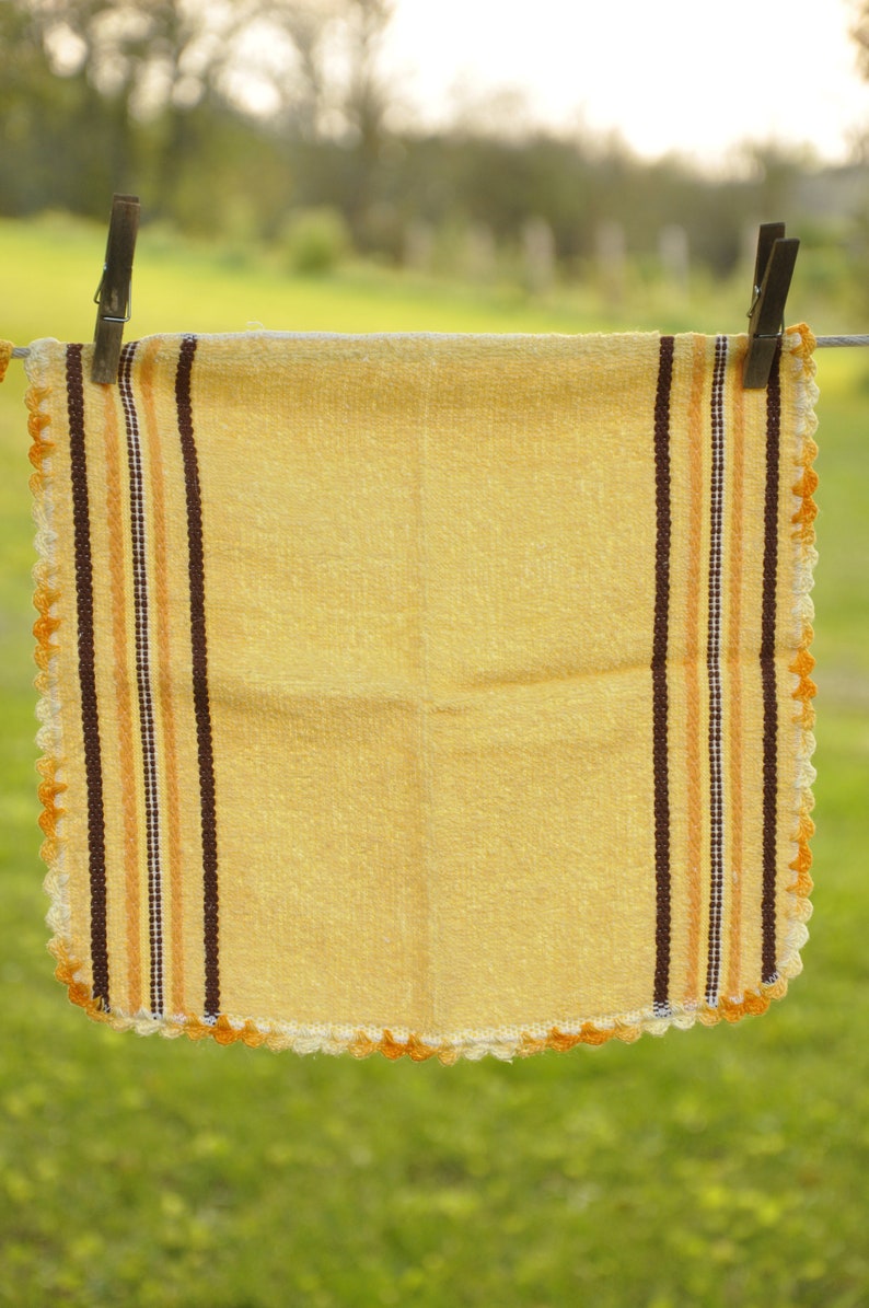 vintage 1950s Moscogee peach bath towel SET w/ crochet detail image 5