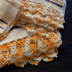 vintage 1950s Moscogee peach bath towel SET w/ crochet detail image 2