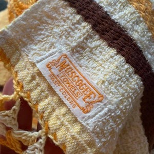 vintage 1950s Moscogee peach bath towel SET w/ crochet detail image 3