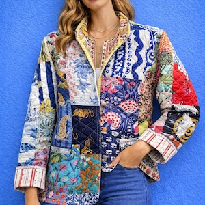 Peut inclure: Veste matelassée patchwork avec divers motifs, notamment floraux, animaliers et géométriques. La veste présente un mélange de couleurs, dont le bleu, le rouge, le jaune et le blanc. Elle a un col et des manches longues.