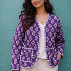 Chaqueta acolchada Kantha floral morada hecha a mano / Abrigo boho reversible de algodón