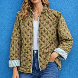 Chaqueta acolchada con estampado a mano / Chaqueta de algodón floral verde oliva / Forro de cuello liso / Abrigo kantha indio reversible / Ropa de invierno bohemia