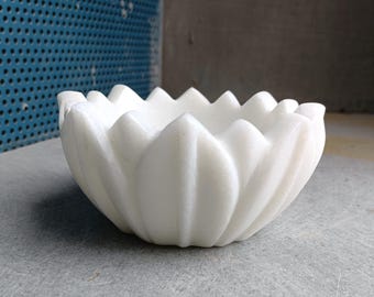 Cuenco de loto de mármol blanco hecho a mano: decoración ondulada, 15 cm