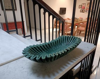 Bol festoneado de mármol verde hecho a mano: borde ondulado de 35,5 cm (14 pulgadas)