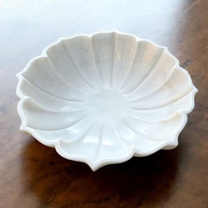 Cuenco de mármol blanco ondulado hecho a mano: Frutero decorativo de 30 cm