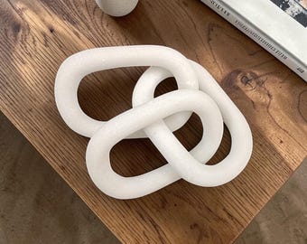 Escultura de eslabones de cadena de mármol blanco hecha a mano: decoración moderna para el hogar.