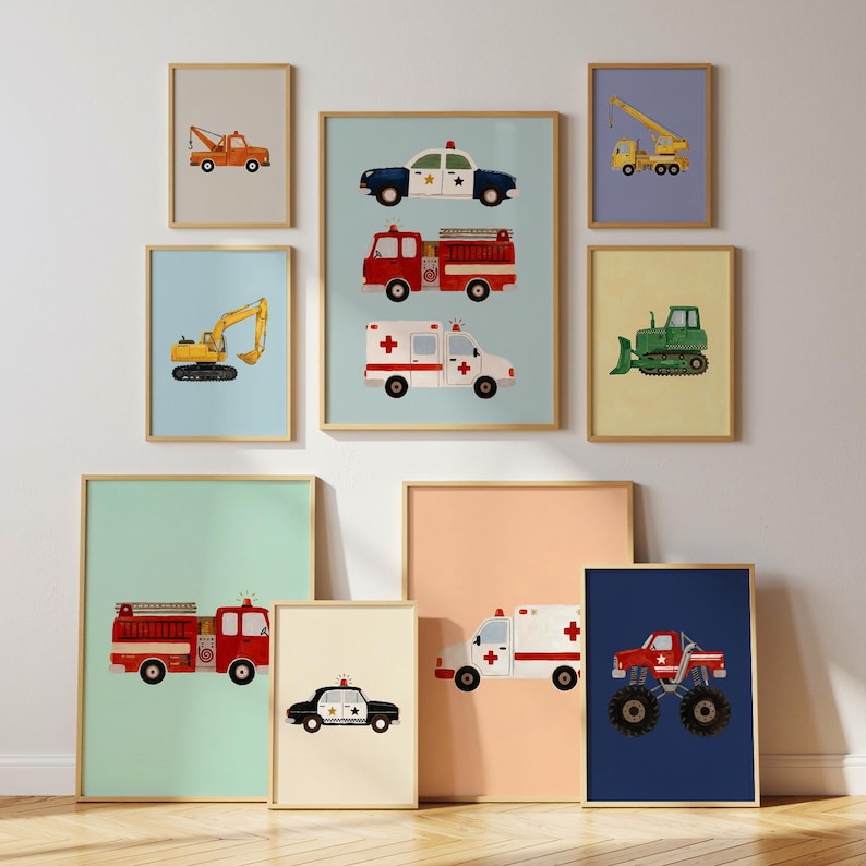 Pu&ograve; includere: Una collezione di stampe artistiche incorniciate con vari veicoli. Le stampe presentano illustrazioni di un carro attrezzi, un'auto della polizia, un'autopompa, un'ambulanza, un escavatore, una gru, un bulldozer e un monster truck. Ogni veicolo &egrave; raffigurato in stile cartone animato.