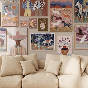Op de afbeelding: Een verzameling ingelijste kunstprints met verschillende illustraties, waaronder paarden, figuren en bloemstukken. De kunstwerken worden tentoongesteld boven een beige hoekbank met bijpassende kussens. Het kleurenpalet omvat aardetinten en levendige tinten.
