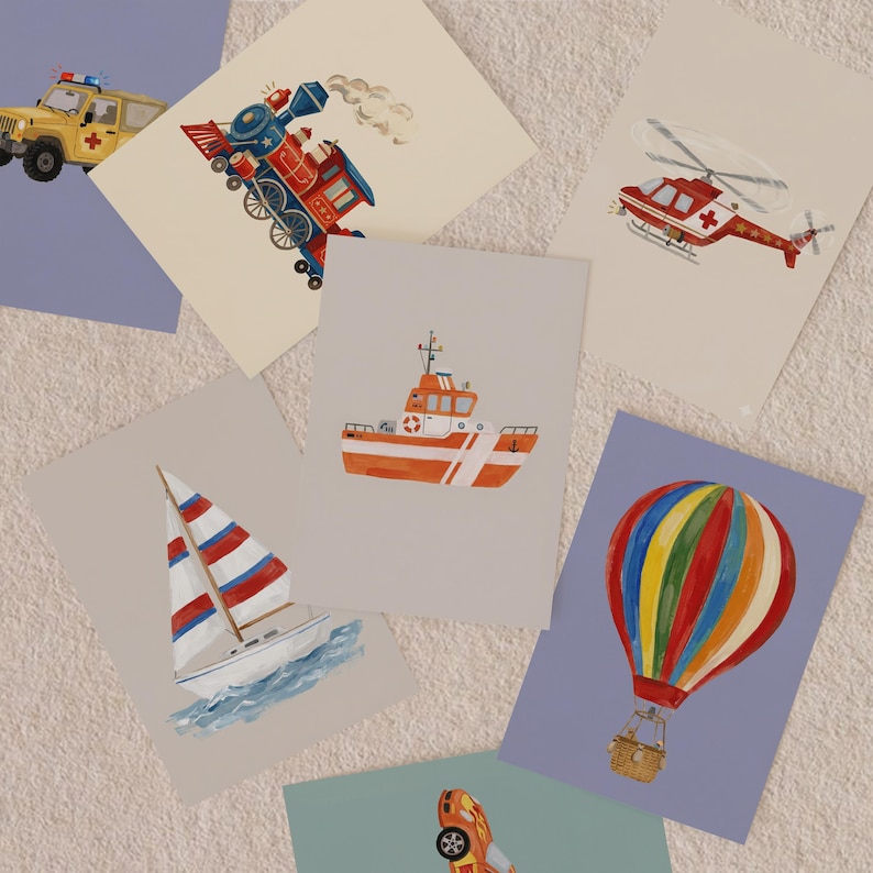 Pu&ograve; includere: Una collezione di illustrazioni ad acquerello raffiguranti vari mezzi di trasporto. Le immagini includono una jeep gialla, un treno rosso e blu, un elicottero rosso, una barca arancione, una barca a vela e una mongolfiera colorata.