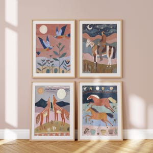 Op de afbeelding: Vier ingelijste kunstprints met een rustiek thema. De prints tonen vogels, een ruiter te paard, huilende coyotes en rennende paarden. Het kleurenpalet omvat tinten roze, blauw, oranje en bruin. De kunst heeft een folk art-stijl.