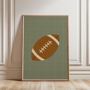 Può includere: Stampa incorniciata di un pallone da football americano marrone con dettagli bianchi, su uno sfondo verde tenue a griglia. L'opera è presentata in una cornice di legno, ideale per l'arredamento a tema sportivo.