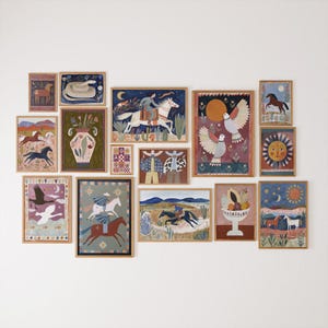 Op de afbeelding: Een verzameling ingelijste kunstprints met folk art illustraties. Het kunstwerk bevat afbeeldingen van paarden, vogels en andere figuren in een kleurrijke, grillige stijl. De frames zijn van natuurlijk hout en de prints zijn op een witte muur geplaatst.